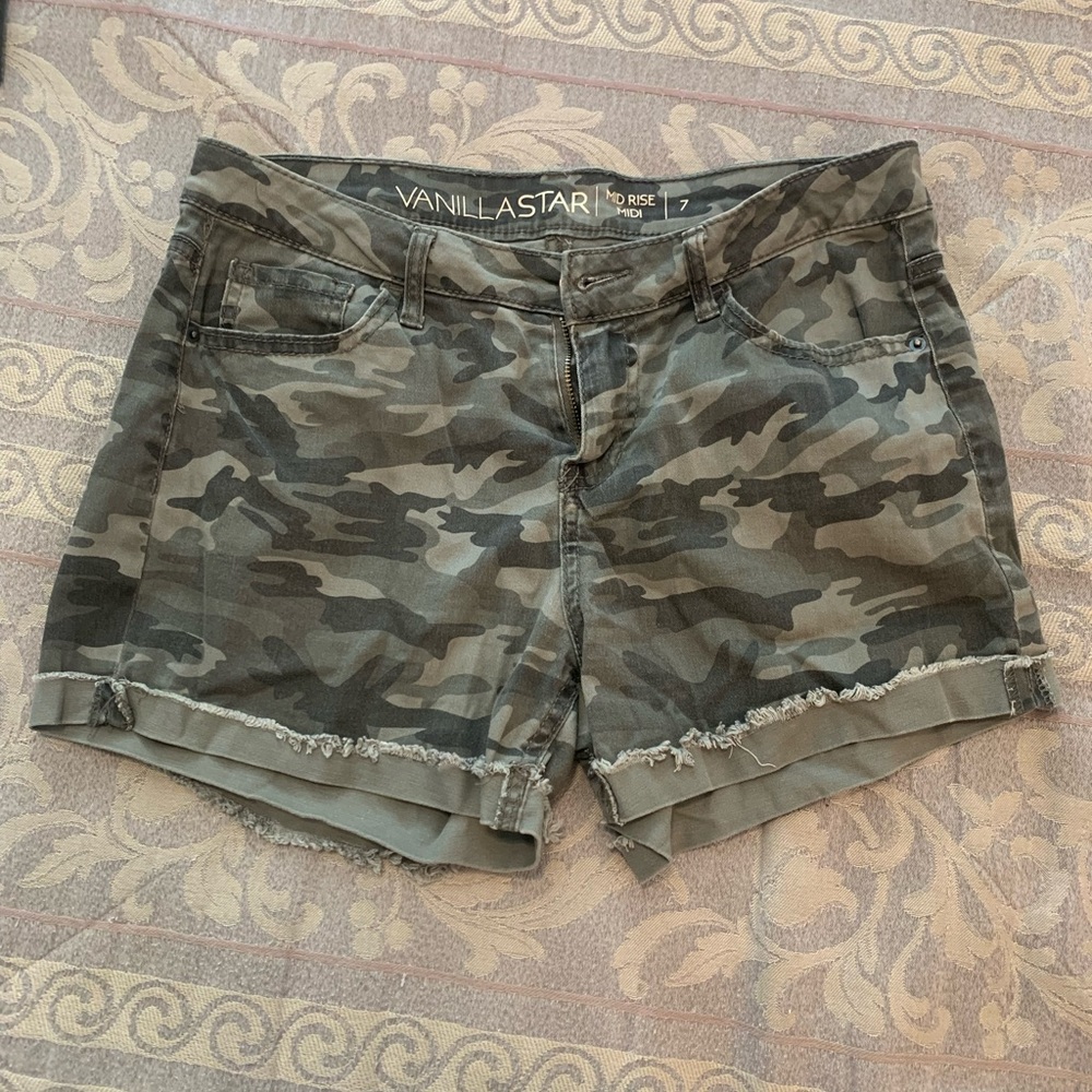 Vanilla Star Size 7 Camo Shorts.